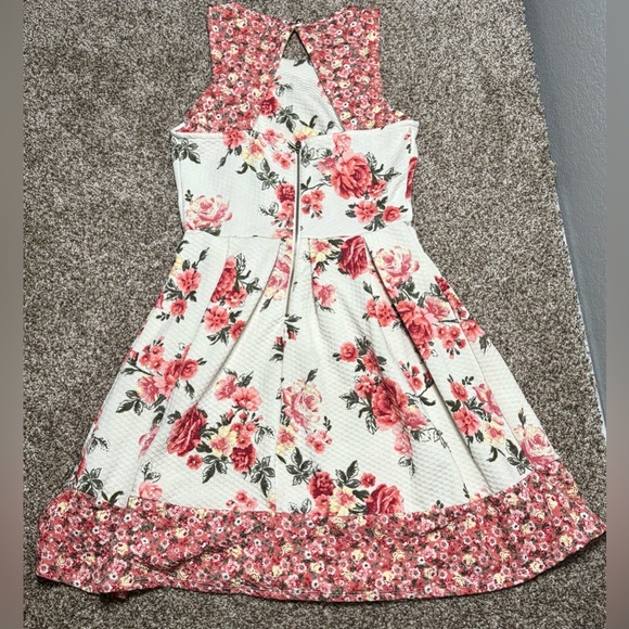 Rewind Floral Juniors Dress in Pink and White - Picture 8 of 9